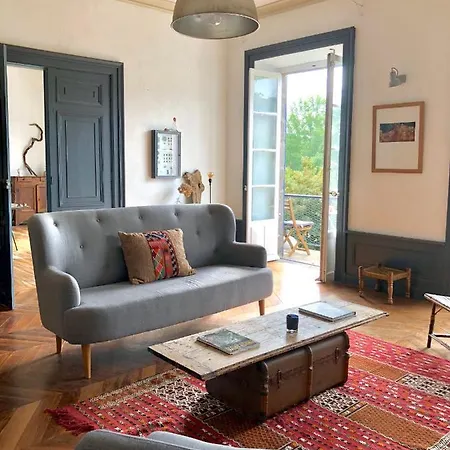 Maison Cha-ri-va-ri Bed & Breakfast 3*
